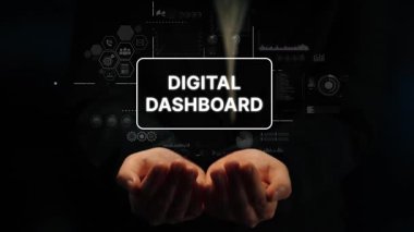 İş adamı, karar verme ve performans takibi için elinde veri görselleştirmesi ve analitik unsurlarla dijital gösterge panelini gösteriyor. Asemptotik akıllı veri analitiği.