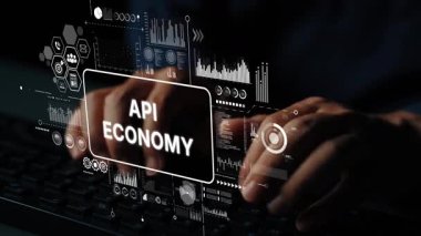 Eller Klavyede, Teknoloji Endüstrisi için API Ekonomi Konseptini ve Veri Görselleştirmesini temsil eden Dijital Kaplama ile. Asemptotik akıllı veri analitiği.