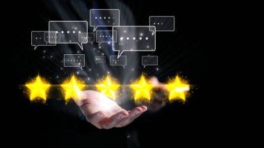 Parlayan altın yıldızları ve konuşma baloncuklarını serbest bırakan, müşteri geribildirimi ve reytinglerini sembolize eden dinamik bir kompozisyon. İş teması için mükemmel. Dörtgen