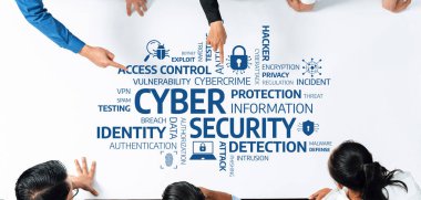 Çeşitli bir ekip siber güvenlikle ilgili anahtar kelimelerle kaplı bir masa etrafında işbirliği yapıyor. Konferansta koruma stratejileri, tehdit analizleri ve risk yönetimi üzerinde duruluyor. Dostluk