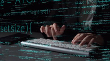 Bu resim, programlamanın dinamik ortamını bir klavyede elleri ile yakalar ve karmaşık kodlarla dolu bulanık bir ekran, teknoloji temaları için idealdir. Xenic