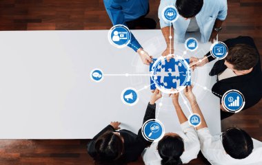 Çeşitli bir ekip, modern bir çalışma alanında pazarlama stratejileri, analitik ve iş büyümesini sembolize eden dijital simgelerle iş birliği yapıyor. Dostluk