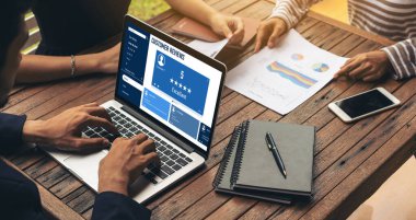 Şirket işleri için mod bilgisayar yazılımının müşteri deneyimi ve gözden geçirme analizi