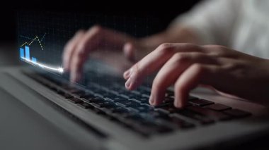 Bir iş adamı, modern ofis ortamındaki büyümeyi sembolize eden dijital grafik ve grafiklerin yer aldığı bir dizüstü bilgisayarda veri analizi yapıyor. Copula