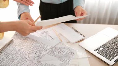 Mimari ve güvenlik mühendisi, modern ofiste doğruluk için mimari belge ve ölçüm aracına dizüstü bilgisayardaki inşaat ayrıntılı planlarını yazar. - Yakın çekim. Tanımlama.