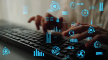 Teknoloji ve analitiğin modern iş akışlarına entegrasyonunu gösteren dijital veri görselleştirmeleri olan bir klavyeye yazı yazan ellerin yakın plan görüntüsü. Xenic