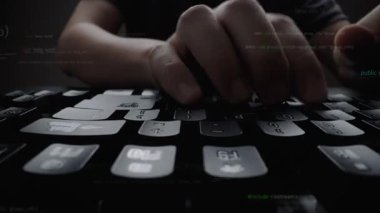 Karanlık bir ortamda gizlenmiş bilgisayar kodları içeren bir klavyeye yazarak teknoloji ve programlamanın özünü gözler önüne seren ellerin yakın çekimi. Xenic