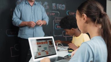 Afrikalı akademik öğrenci robot tamir ederken ya da araba modeli yapısını öğrenirken zeki beyaz kız programlama sistemi. Mühendislik eğitimi alan yetenekli, mutlu bir genç. Yaratıcı eğitim. Öğretim