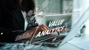 Modern ofis ortamında dizüstü bilgisayarında Dijital Analiz ile İş Profesyonel Analizi Verileri. Asemptotik akıllı veri analitiği.