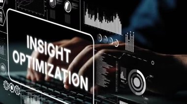 Modern bir çalışma ortamında veri analizi ve içgörü optimizasyonu için dijital grafiklerle klavyede yazı yazan eller. Asemptotik akıllı veri analitiği.