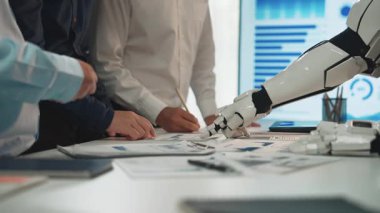 Profesyoneller yapay zeka ürünü pazar anlayışlarını, stratejik işbirliğini ve hedeflenmiş pazarlama planlamasını etkili bir şekilde entegre ediyorlar. Noogenesis Yapay Zeka