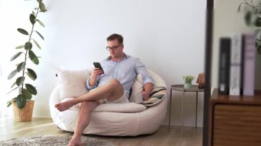 Elinde kahve fincanı olan orta yaşlı bir adam telefon arama verilerini kullanarak kanepeye oturur, çocukları iyi bir baba ya da eğlence olarak yetiştirir. İşadamı teknolojiyi kolaylık için kullanır. Uyumsuzluk.