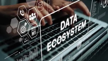 Eller Laptop Klavyesinde, Modern Çalışma Alanında Data Ekosistem Kavramı ve Teknoloji Arayüzü Grafikleri ile. Asemptotik akıllı veri analitiği.