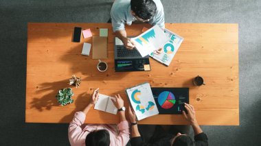 Kafkas iş adamlarının fikir ve yazı raporlarını paylaştığı en üst düzey hava görüşü. Profesyonel çeşitlilikteki insanlar birlikte çalışıyor ve pazarlama planını grafikle buluşturuyorlar. Cemaat.