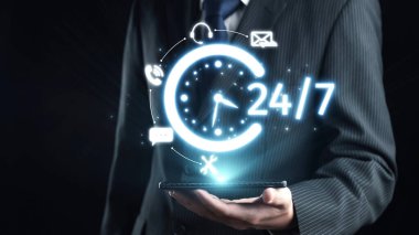 Takım elbiseli profesyonel bir işadamı, modern bağlantıyı temsil eden 24 saatlik bir hizmet sembolü ve saatin canlı bir grafiğini sergiliyor. Dörtgen