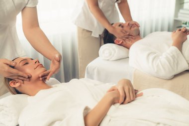 Kafkasyalı çift stres önleyici kafa masajının keyfini çıkarıyor ve lüks otellerde ya da otel spa salonlarında gündüz kaplıcalarında yüz güzelliği eğlencelerini şımartıyor. Sessiz.