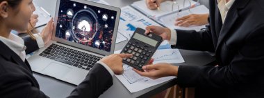 İş zekası ve veri analizi kavramı. Analizci ekibi laptop ekranında finansal veri analizi üzerinde çalışıyor. Etkili iş stratejik planlama için pazarlama göstergesi olarak. İçgörü