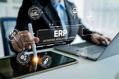 ERP platformu, kurumsal kaynak planlaması, entegrasyon, veri akışı, iş verimliliği, finans, envanter ve insan kaynaklarının iyileştirilmesi için merkezi sistemi göstermektedir. Eğri