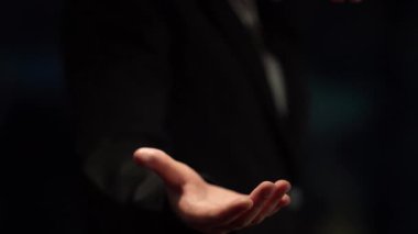 Bir işadamı yükselen grafik ve grafiklerin dinamik veri görselleştirmesini sergiliyor, büyümeyi ve finansal manzaradaki stratejik başarıyı sembolize ediyor. Copula