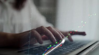 Arka planda, büyüme eğilimleri ve şirketler için istatistiksel analizleri gösteren canlı bir dijital finans grafiği eşliğinde bir dizüstü bilgisayarda yazı yazan ellere odaklanmış bir bakış. Copula