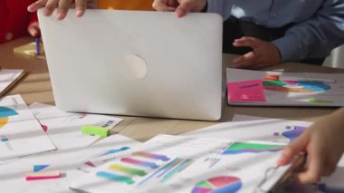 Şirket çalışanları dizüstü bilgisayarlarıyla finansal veri raporlarını analiz ediyor ve Panorama Video 'da yaratıcı ticari başarı için stratejik pazarlama planlıyor. Sinerjik