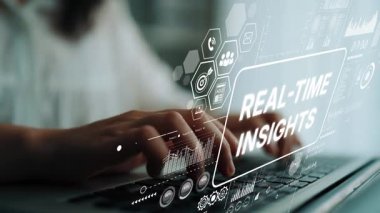 Modern çalışma ortamında Gerçek zamanlı kavrayışları ve veri analizlerini temsil eden Dijital Arayüz ile elleri bilgisayarda daktilo ediyor. Asemptotik akıllı veri analitiği.