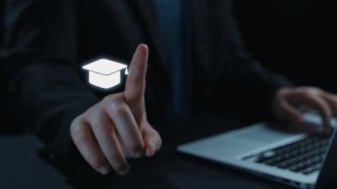 Bu resim modern eğitim kavramlarını bir mezuniyet şapkası ve parlak dijital ortamda öğrenmeyi, veri analizini ve yaratıcı fikirleri temsil eden ikonlar ile betimlemektedir. Dörtgen