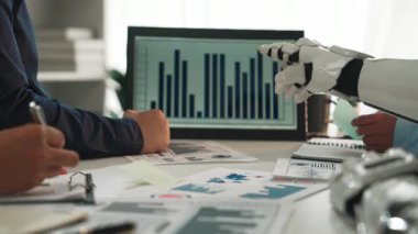 Yapay zeka destekli bir toplantı profesyonellere araştırma yöntemlerini geliştirme, yenilikçi pazarlama taktikleri ve stratejik netliğe yol açma yetkisi veriyor. Noogenesis Yapay Zeka