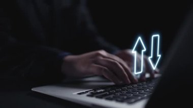 Bir iş adamı laptopta veri analizi yapmakla meşgul olup, aydınlatılmış grafikler kalitede bir artış ve etkili karar verme maliyetinde bir düşüş göstermektedir. Dörtgen