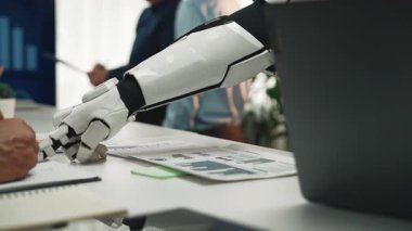 Danışmanlar, karmaşık pazar verilerini yapay zeka kullanarak analiz ediyor, iş planlamasını düzene sokuyor ve hedefli, işbirlikçi pazarlama stratejileri sunuyor. Noogenesis Yapay Zeka