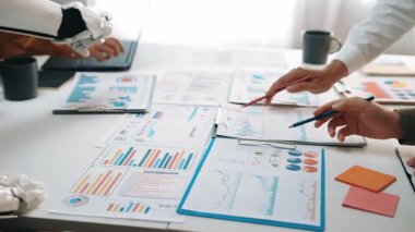 Profesyonellerin ve teknolojinin iş stratejilerini optimize ettiği gelecekteki bir ofiste yapay zeka destekli işbirliği. Noogenesis Yapay Zeka