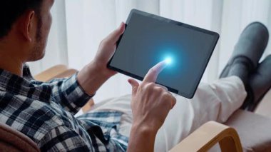 Kitle kaynak kullanımı işbirliği, fikir ve kitle kaynaklarına izin veriyor. Toplu kaynak kullanımı, topluluk güdümlü kitle kaynaklı katkılarla yeniliği destekliyor. Spire.