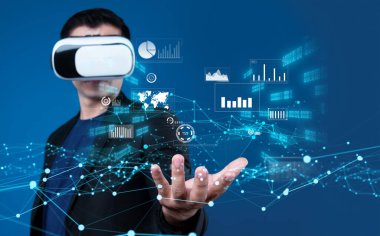 İş adamı, tahmin edilen büyük veri modellerinden gerçek zamanlı analizlere uzanan eğilimleri ve görüşleri ortaya çıkarmak için veri analizlerini derinlemesine inceleyerek, veri güdümlü kararların analitik endüstrileri nasıl ileri götürdüğünü öğrenir Faas