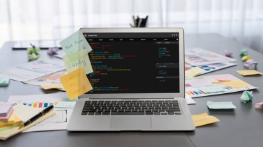 İş fikri için yaratıcı ve analitik beyin fırtınası için yapışkan bir not ve dizüstü bilgisayarında BI veri paneli var. Pazarlama stratejisi için finansal veri görselleştirme teknolojisini analiz et. Dahi.