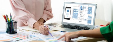 Hareketli mobil uygulama ve web sitesi için UX UI tasarım süreci. Profesyonel uygulama geliştiricisi için kablo grafiğinin yaratıcı prototipi .