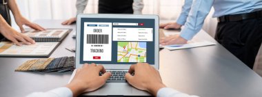 Masadaki bir grup iç mimar takımı dizüstü bilgisayarında mimari yazılım bulunan çeşitli ruh hali tahtası örneklerini seçiyor. Modern yenileme ve iç malzeme seçimi konsepti. İçgörü