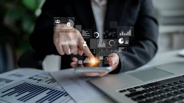 Veri içgörüleri, grafikler ve analizler performansı görselleştirmeye yardımcı olur. Veri stratejiyi yönlendirir, analitik büyümeyi artırır ve veri analitik yoluyla iş sonuçlarını geliştirir. Latch