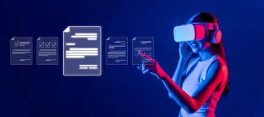 Sanal gerçeklik kulaklığı takan bir kadın, modern bir iş ortamında teknoloji ve veri yönetiminin kesişimlerini gösteren dijital belgelerle meşgul oluyor. XDMCP