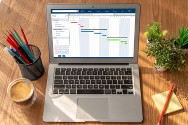 Ekip projesinin zaman çizelgesini gösteren bilgisayar ekranında, modern iş projesi yönetimi için proje planlama yazılımı