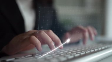 Profesyonel bir iş analisti, modern ofis ortamındaki mali büyüme ve para birimi eğilimlerini gösteren istatistiksel veri ve grafikleri inceleyen bir klavye üzerinde çalışıyor. Copula