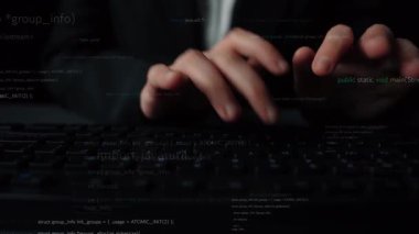 Ellerin, dijital çalışma alanındaki programlama ve teknolojik gelişimin özünü temsil eden kod ve veri katmanlarıyla bir klavyeye yazışının dinamik görüntüsü. Xenic