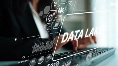 Şirket ortamında modern bir klavyede veri gölü teknolojisi görselleştirmesi ile profesyonel iş dünyası etkileşimi. Asemptotik akıllı veri analitiği.