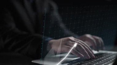 Bir işadamı dizüstü bilgisayardaki mali verileri analiz etmeye odaklanırken, görsel grafikler ve grafikler parlak ve modern çalışma alanlarındaki önemli büyüme eğilimlerini betimliyor. Copula