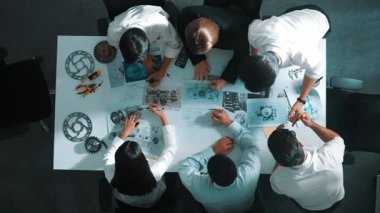 Türbin motor tasarımını gösteren ve hakkında konuşan yetenekli mühendisin en alt görüşü. Yetenekli tasarımcı veya teknisyen grubunun hava görüşü elektronik jeneratör inşaatını açıklıyor. Hizalama.