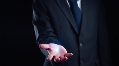 Siber tehditlere karşı siber güvenlik ve siber güvenlik stratejileri, sistem hacklemeleri, dijital ihlaller, ağ saldırıları ve güçlü siber güvenlik altyapısına sahip verilerin korunması. Spire.