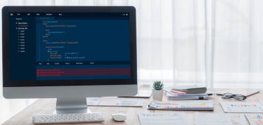 Uygulama ve program kodlaması için bilgisayar ekranında yazılım geliştirme programlama