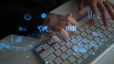 Grafikler ve grafikler de dahil olmak üzere dijital veri görselleştirmelerinin üst üste bindirildiği bir klavyede el yazısının yakın çekim görüntüsü, teknoloji ve iş büyümesini vurguluyor. Xenic