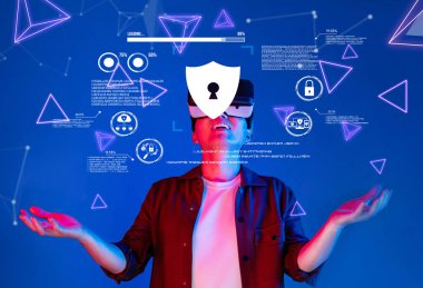 Sanal gerçeklik gözlüğü takan bir adam dijital veri ve güvenlik grafikleriyle meşgul olarak, çevrimiçi güvenlik, gizlilik ve teknolojik yenilik kavramlarını vurguluyor. XDMCP