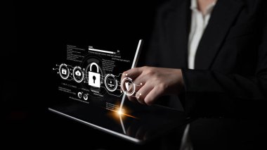 Siber güvenlik, güçlü altyapı ve proaktif dijital savunma stratejileri kullanarak güvenlik ihlalleri, hacklemeler ve ağ saldırılarına karşı korur. Latch