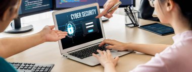 Bilgisayar ekranındaki siber güvenlik sistemi özel bilgileri hacker ve siber saldırılardan koruyor